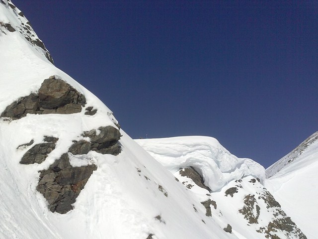 huge snow cornice... If u look exactly you find Steph & Paul standing on the cornice...