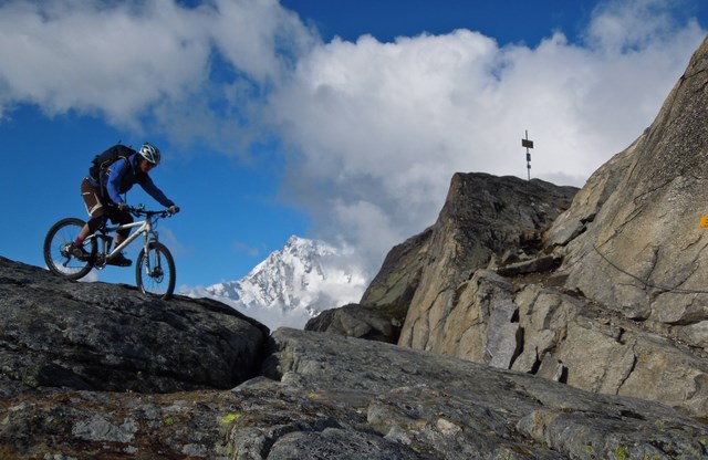 wenige fahrbahre Stellen am Monte Moro Pass...